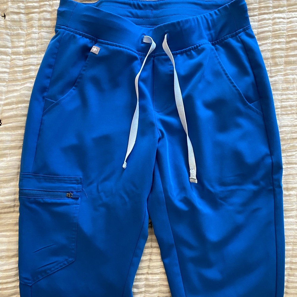 FIGS jogger scrubs